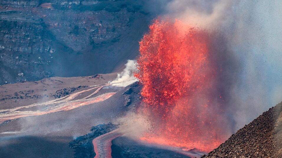 Der Kilauea spuckte Lavafontänen rund 100 Meter hoch in den Himmel. Der Kilauea spuckte Lavafontänen rund 100 Meter hoch in den Himmel.