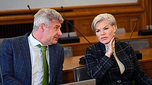 Melanie Müller bestreitet, einen Hitlergruß gezeigt zu haben. Melanie Müller bestreitet, einen Hitlergruß gezeigt zu haben.