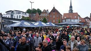In Stade versammelten sich viele Menschen zu einem stillen Trauermarsch. In Stade versammelten sich viele Menschen zu einem stillen Trauermarsch.