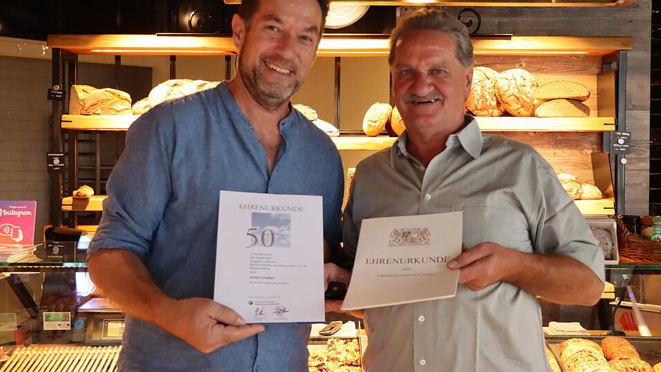Mit einer Urkunde der Handwerkskammer samt Anstecknadel und einer Urkunde des Freistaats Bayern, unterzeichnet von Arbeits- und Sozialministerin Ulrike Scharf, hat Markus Steinleitner (l.) seinen Mitarbeiter Helmut Murrer in den Ruhestand verabschiedet.