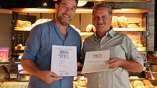 Mit einer Urkunde der Handwerkskammer samt Anstecknadel und einer Urkunde des Freistaats Bayern, unterzeichnet von Arbeits- und Sozialministerin Ulrike Scharf, hat Markus Steinleitner (l.) seinen Mitarbeiter Helmut Murrer in den Ruhestand verabschiedet.
