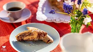 Das Rezept stammt von der niederbayerischen Kochbuchautorin Erna Horn. Genussbotschafter der Genussregion Niederbayern Bernhard Senkmüller, hat sich dem alten Rezept angenommen. 