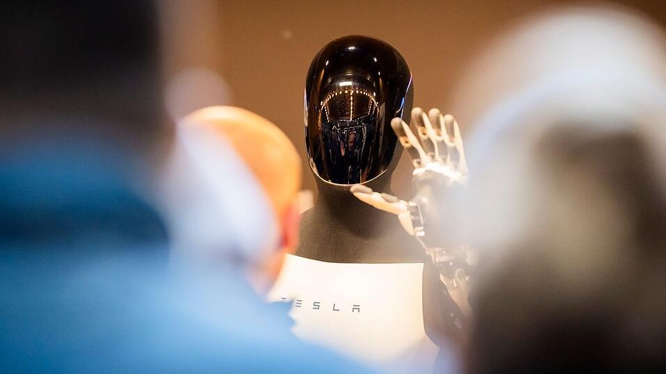 &laquo;Wie ein Mensch in einem Roboter-Kost&uuml;m&raquo; soll sich der Roboter &laquo;Optimus&raquo; in Zukunft bewegen.