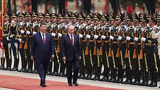 Kurz nach Donald Trump wird auch der russische Präsident Wladimir Putin in Peking empfangen. Kurz nach Donald Trump wird auch der russische Präsident Wladimir Putin in Peking empfangen.