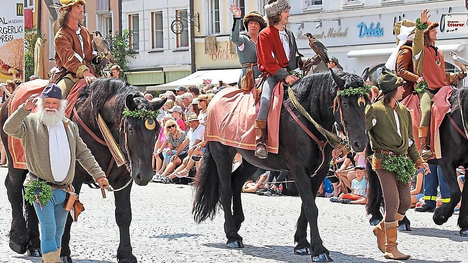 Werner Kalinetz (l.) nahm auch 2017 als Pferdef&uuml;hrer bei der Falknergruppe mit seinem Kaltbl&uuml;ter-Rappen Hercules am Festzug teil.