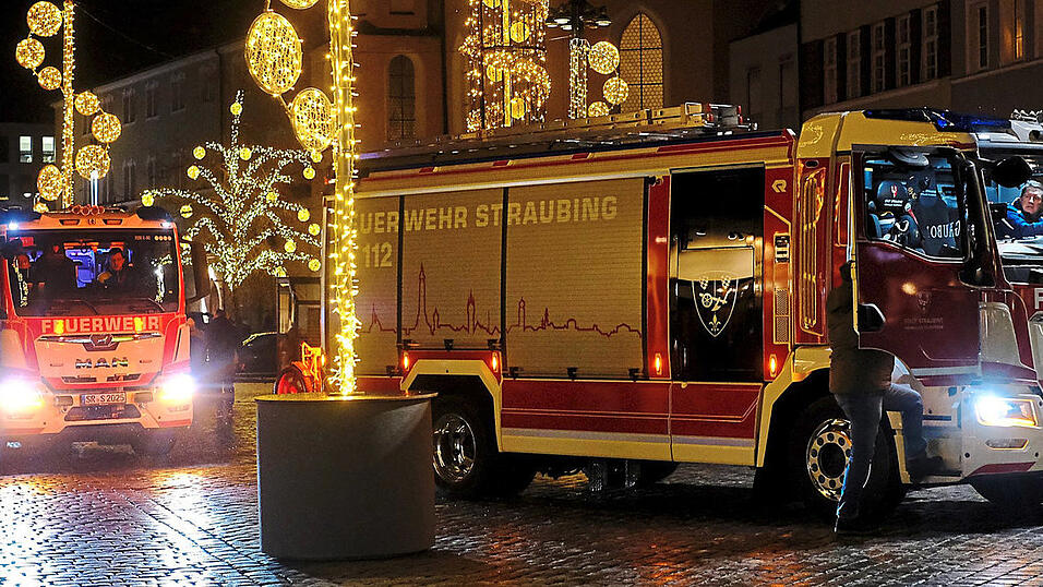 Die beiden neuen Einsatzfahrzeuge der Freiwilligen Feuerwehr pr&auml;sentierten sich am Freitagabend am Christkindlmarkt.