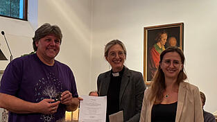 Thomas Henschel (v. l.), Dekanin Nina Lubomirski und Pfarrerin Maria Simon zeigten sich erfreut über die Auszeichnung mit der Soli-Deo-Gloria-Nadel Thomas Henschel (v. l.), Dekanin Nina Lubomirski und Pfarrerin Maria Simon zeigten sich erfreut über die Auszeichnung mit der Soli-Deo-Gloria-Nadel
