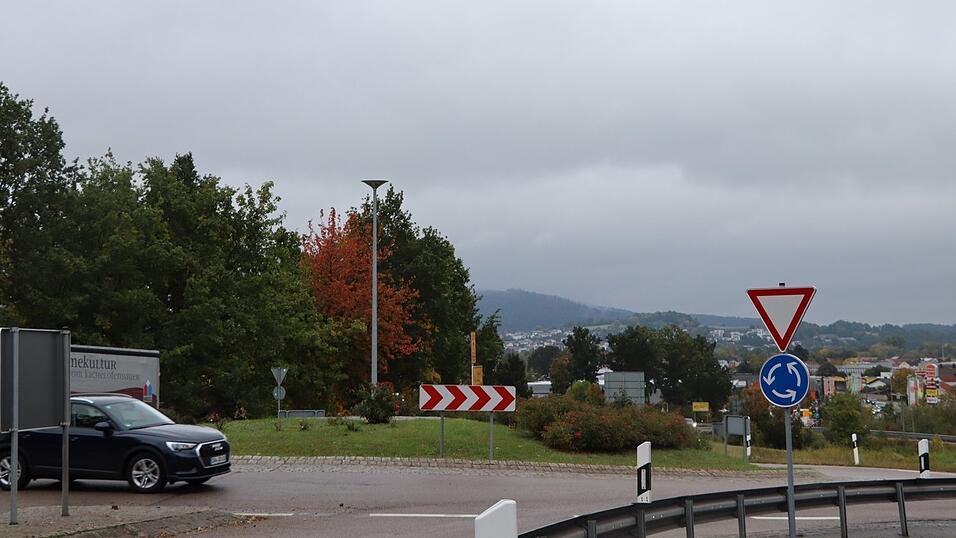 Der Kreisverkehr Cham-S&uuml;d ist einer der wichtigsten Knotenpunkte f&uuml;r den Verkehr im ganzen Landkreis. Jetzt muss er saniert werden.