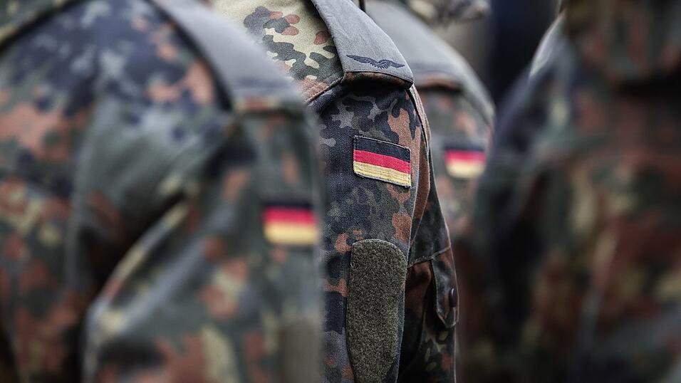 Junge Leute bekommen bald Post von der Bundeswehr. (Archivbild)