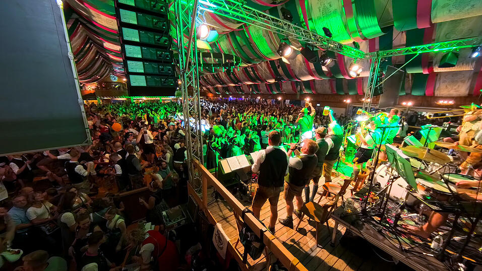 So sieht der Blasmusikhimmel mit der Kapelle Josef Menzl aus.