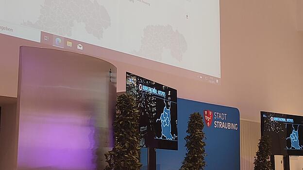 Die Ruhe vor dem Sturm im Theater am Hagen. Hier startet gleich die Wahlpräsentation. Die Ruhe vor dem Sturm im Theater am Hagen. Hier startet gleich die Wahlpräsentation.