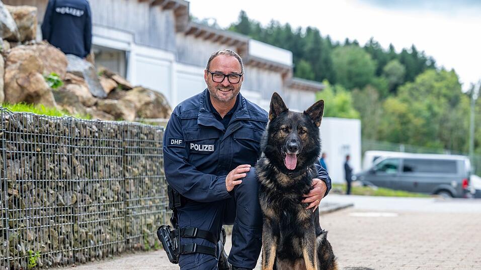 Ein eingespieltes Duo: der fünfeinhalb Jahre alte Polizeihund Dimi und Polizeihundeführer Ralf Strasser-Moraras. Ein eingespieltes Duo: der fünfeinhalb Jahre alte Polizeihund Dimi und Polizeihundeführer Ralf Strasser-Moraras.