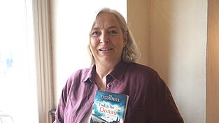 Pia O&acute;Connell mit ihrem neuen Krimi in der Hand.