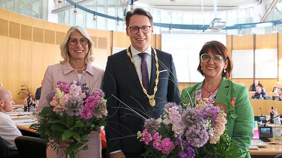 Mit zweiter B&uuml;rgermeisterin Renate Wasmeier (l.) und dritter B&uuml;rgermeisterin Dr. Ila Schnabel hat Oberb&uuml;rgermeister Dr. Christian Moser k&uuml;nftig zwei weibliche Stellvertreterinnen als Unterst&uuml;tzung an seiner Seite.