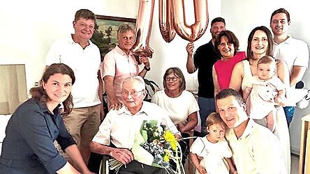 B&uuml;rgermeister Harald Stadler und Landr&auml;tin Tanja Schweiger feierten mit dem Jubilar.