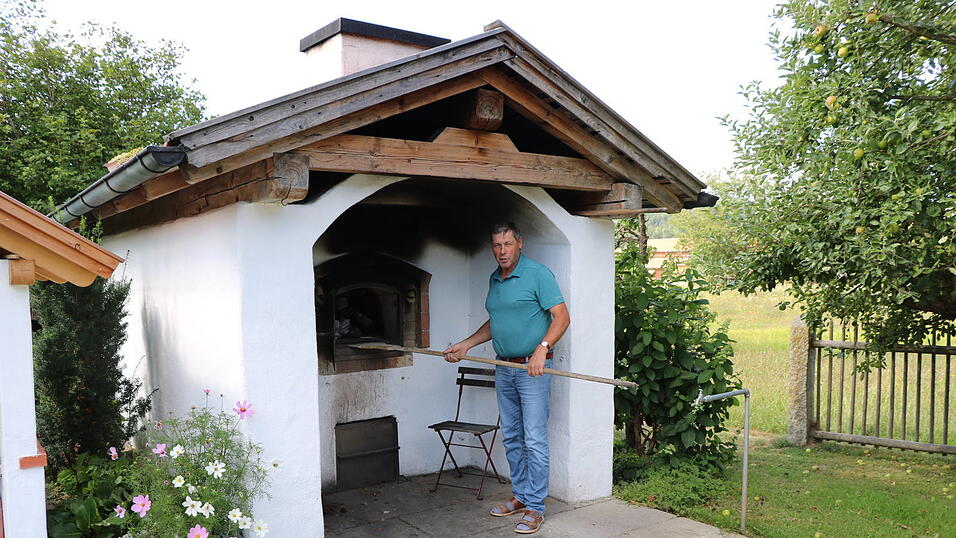 Hans Maurer an einem seiner Holzbacköfen, den er selbst gebaut hat. Hans Maurer an einem seiner Holzbacköfen, den er selbst gebaut hat.