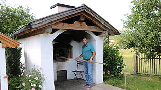 Hans Maurer an einem seiner Holzbacköfen, den er selbst gebaut hat. Hans Maurer an einem seiner Holzbacköfen, den er selbst gebaut hat.