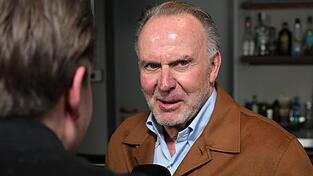 Ex-Bayern-Chef Karl-Heinz Rummenigge heizt das Champions-League-Duell mit Bayer Leverkusen schon mal verbal an.