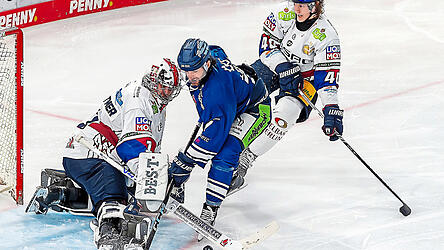 Justin Scott, der hier an Berlins Schlussmann Jonas Stettmer scheitert, war nur einer von mehreren Tigers-Profis, die in der ersten Overtime die Entscheidung für Straubing auf dem Schläger hatten.