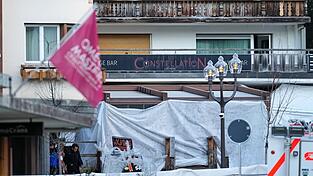 Am Tag danach ist der Unglücksort abgesperrt und abgeschirmt. Am Tag danach ist der Unglücksort abgesperrt und abgeschirmt.