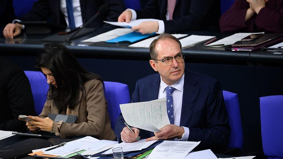 Federführend beim Kritis-Dachgesetz ist das von Alexander Dobrindt (CSU) geleitete Bundesinnenministerium. Federführend beim Kritis-Dachgesetz ist das von Alexander Dobrindt (CSU) geleitete Bundesinnenministerium.