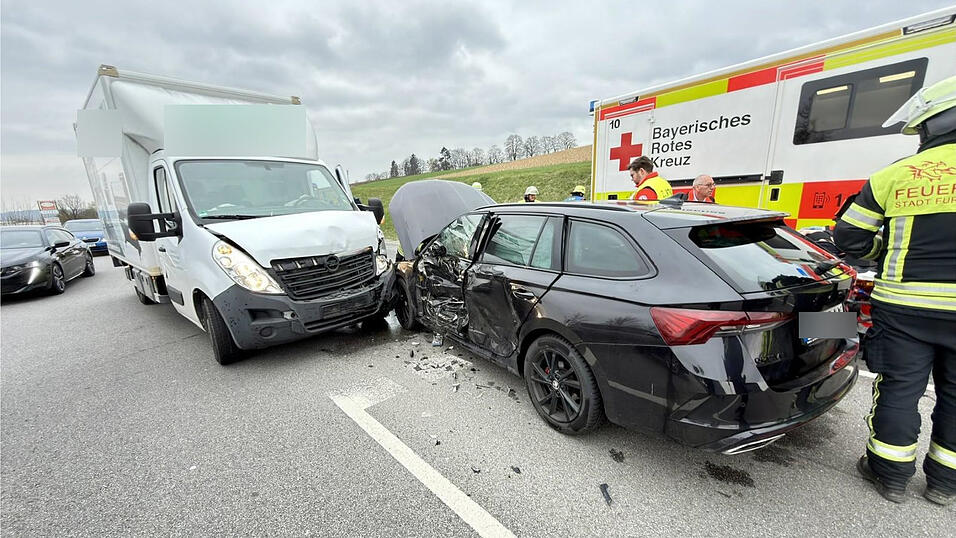 An beiden Unfallfahrzeugen enstand Totalschaden. An beiden Unfallfahrzeugen enstand Totalschaden.