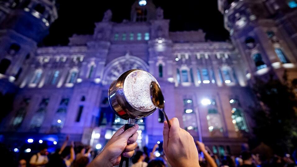 Demonstranten in Spanien fordern bezahlbaren Wohnraum. (Archivbild)