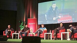 Fußballrunde in der Straubinger Stadthalle: Mario Basler, Sascha Mölders, Thomas Helmer, Markus Schwabl und Hartwig Thöne (v.l.) diskutieren.
