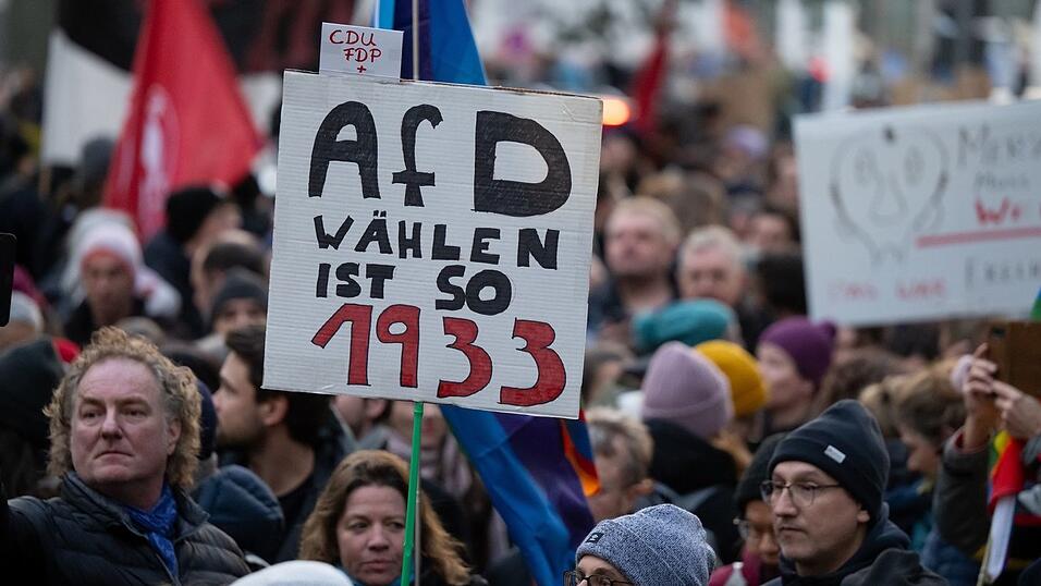 Die Demonstranten wenden sich gegen eine Zusammenarbeit mit der AfD.