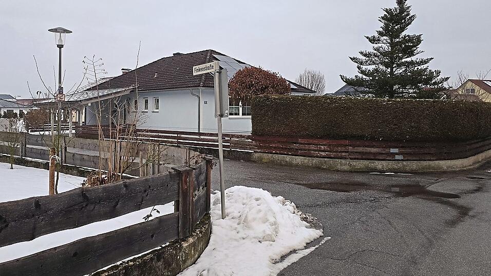 Die Stra&szlig;enlaterne in der Finkenstra&szlig;e soll an die Ecke Dendlstra&szlig;e versetzt werden.