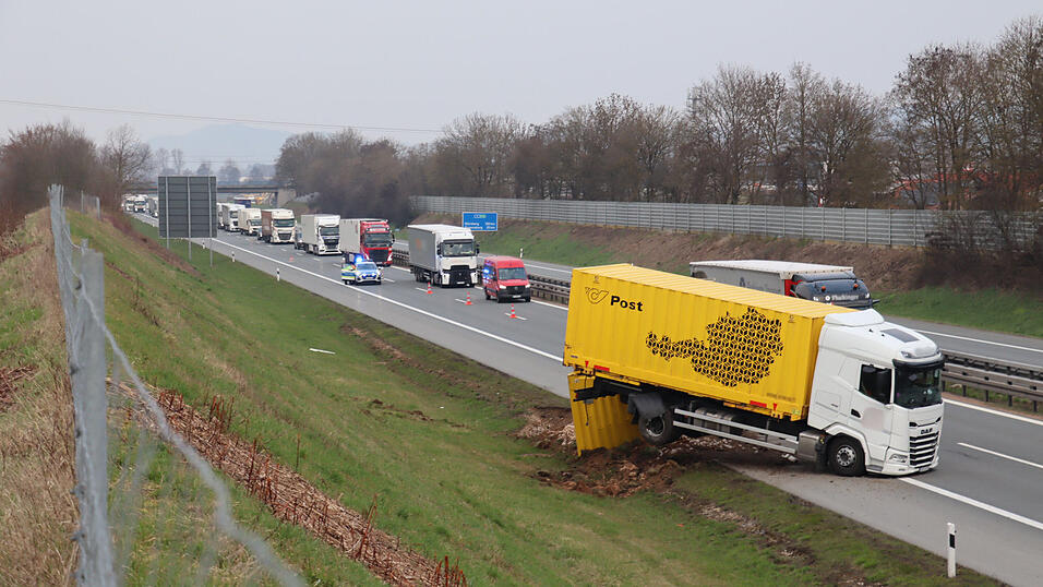 Durch den Schlenker in den Graben verlor der Fahrer offenbar die Kontrolle &uuml;ber sein Gespann: Der Anh&auml;nger kippte um und landete auf dem Dach.