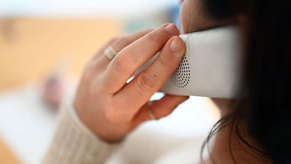 Die Telefone bei Bayerns Krisenhilfe stehen immer seltener still. Jahr für Jahr steigt die Zahl der Anrufer - meistens sind das Frauen. (Symbolbild) Die Telefone bei Bayerns Krisenhilfe stehen immer seltener still. Jahr für Jahr steigt die Zahl der Anrufer - meistens sind das Frauen. (Symbolbild)