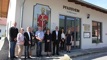 Das Dienstleistungszentrum in Steinbühl nimmt die Arbeit auf. Domkapitular Johann Ammer (3.v.r.) nahm die Segnung vor. Mit im Bild Verwaltungsleiterin Andrea Klotz (4.v.r.), Teamassistenz Corinna Fischer (2.v.r.), Verwaltungsmitarbeiterin Magdalena Stelzer (1.v.r.), Kaplan Michael Steinhilber (3.v.l.) sowie Mitglieder der Kirchenverwaltung.