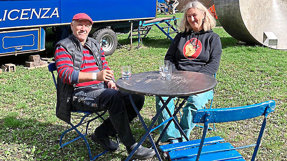 Loes Snijders und Fabian Schwarz finden sich in Landshut heuer zwischen Café-Wagen und Koenig-Skulpturen wieder.