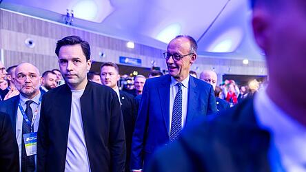 Im Rentenstreit kommt Kanzler Friedrich Merz (r.) am Bundesvorsitzenden der Jungen Union Johannes Winkel bislang nicht vorbei.