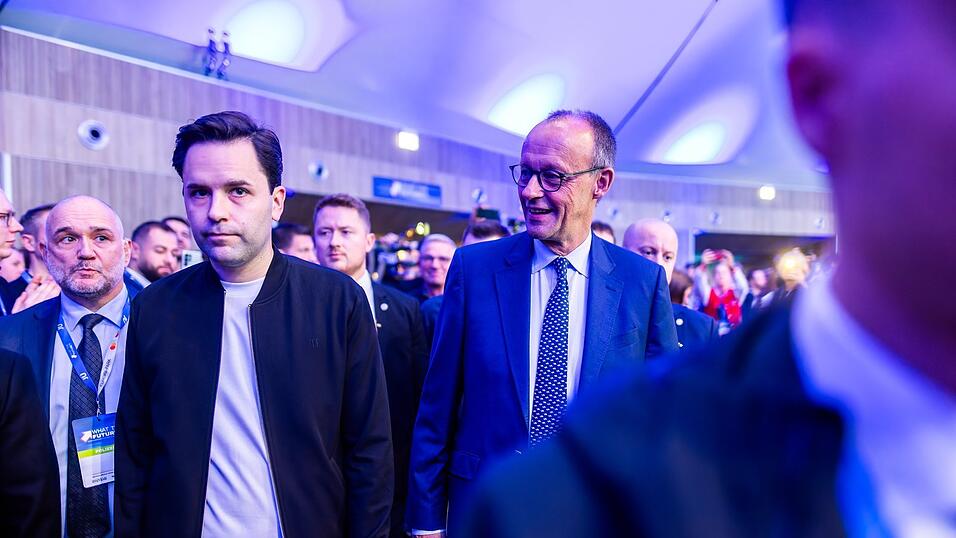 Im Rentenstreit kommt Kanzler Friedrich Merz (r.) am Bundesvorsitzenden der Jungen Union Johannes Winkel bislang nicht vorbei. Im Rentenstreit kommt Kanzler Friedrich Merz (r.) am Bundesvorsitzenden der Jungen Union Johannes Winkel bislang nicht vorbei.