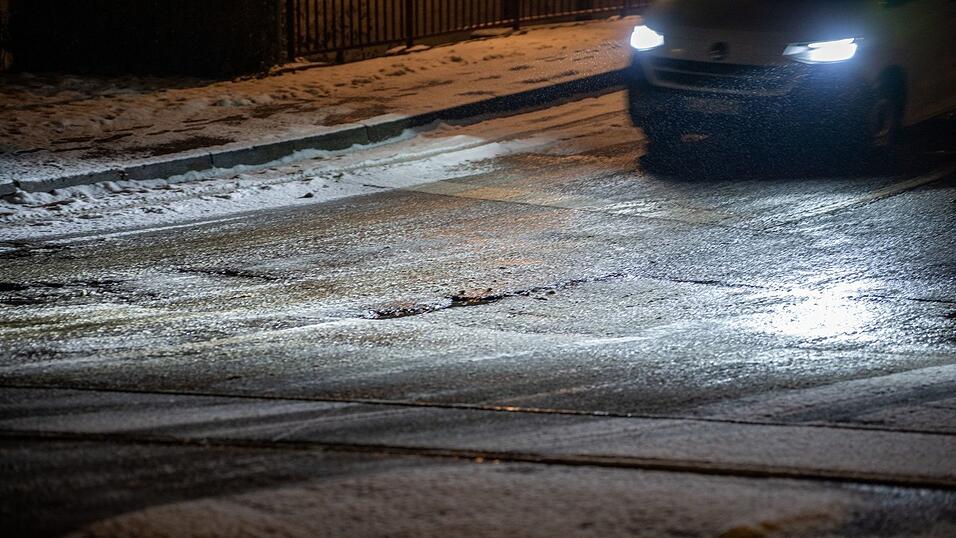 Autofahrer aufgepasst: Schnee und Gl&auml;tte behindern den Verkehr.