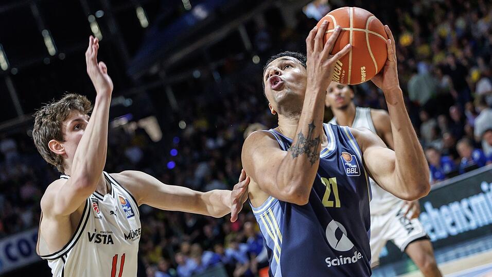 Albas Michael Rataj visiert gegen Bambergs Richard Balint den Korb an. Albas Michael Rataj visiert gegen Bambergs Richard Balint den Korb an.