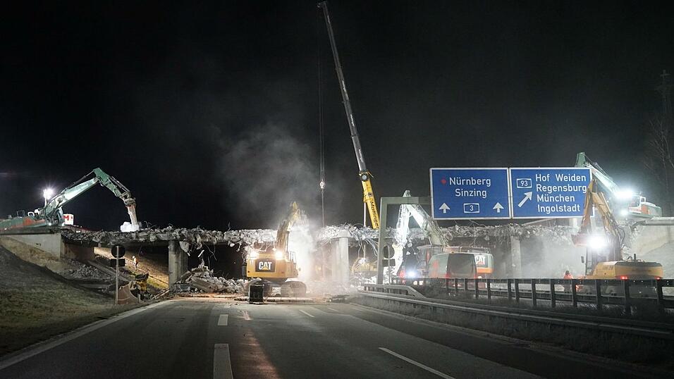 Gleich zwei Brücken mussten am Wochenende an der A3 im Landkreis Regensburg abgerissen werden. Gleich zwei Brücken mussten am Wochenende an der A3 im Landkreis Regensburg abgerissen werden.