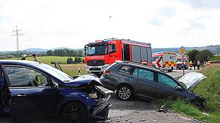 Beide Autos sind nach Einschätzung der Polizei wohl Totalschaden.