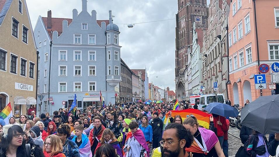 Der CSD im Jahr 2024. Trotz schlechten Wetters kamen viele Teilnehmer und Besucher - auch um Flagge zu zeigen gegen die rechtsextremen Gegendemonstranten.