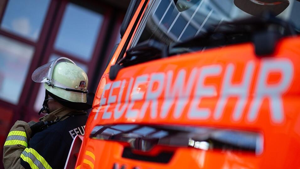 Die fehlende Rettungsgasse hat den Einsatz der Feuerwehr erschwert. (Symbolbild)