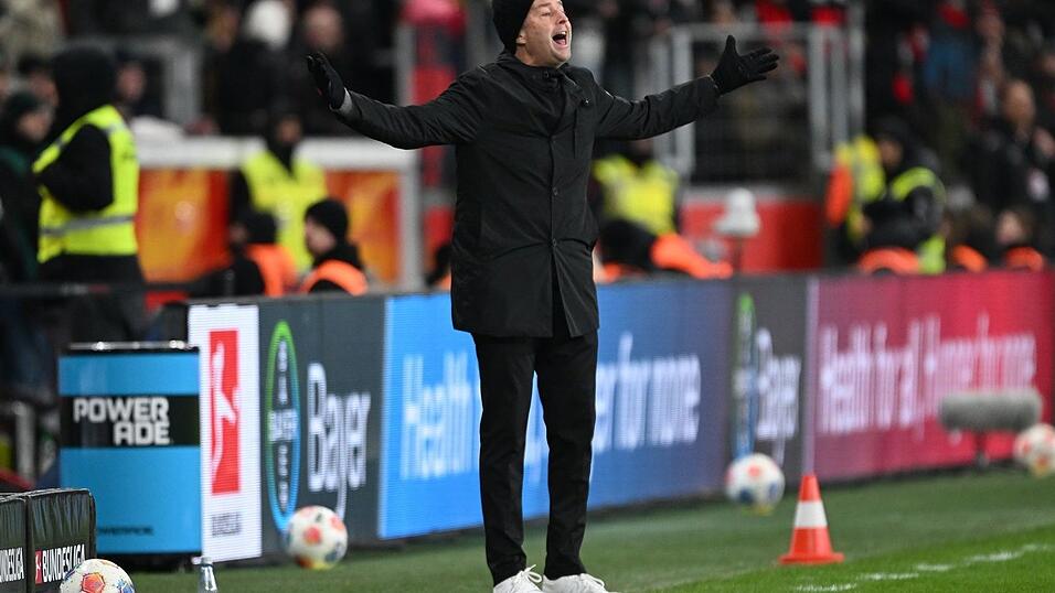 Leverkusens Trainer Kasper Hjulmand traute seinen Augen nicht.