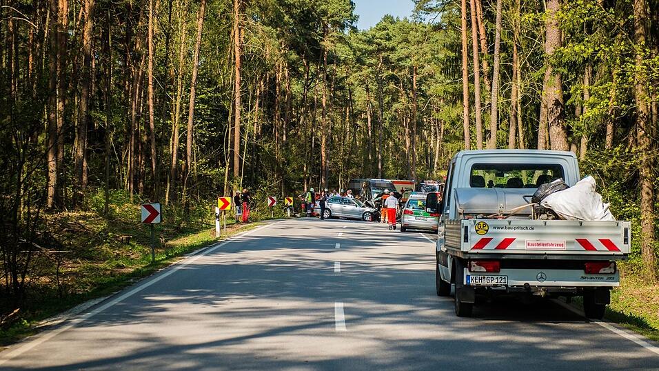 Die Fahrzeuge krachten wohl frontal ineinander.