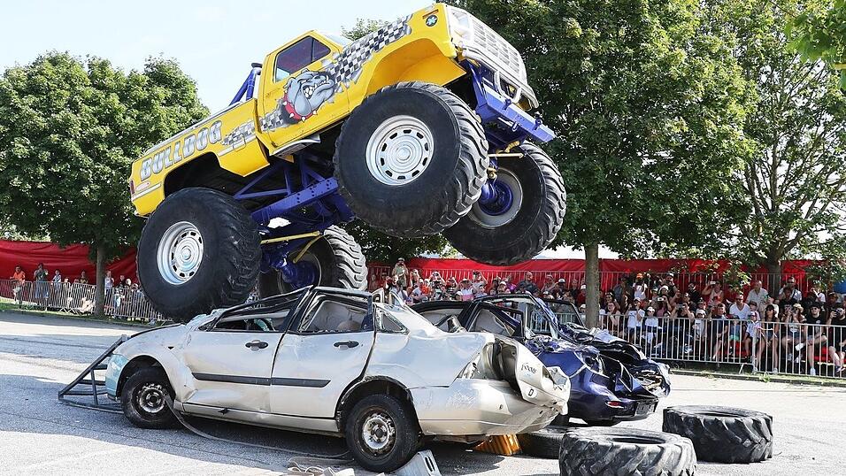 Der 700 PS starke Monster-Truck 'Bulldog' bei seiner Spezialdisziplin Der 700 PS starke Monster-Truck 'Bulldog' bei seiner Spezialdisziplin