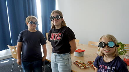 Ben, Johanna und Christina (von links) kochten mit den Brillen. Ben, Johanna und Christina (von links) kochten mit den Brillen.