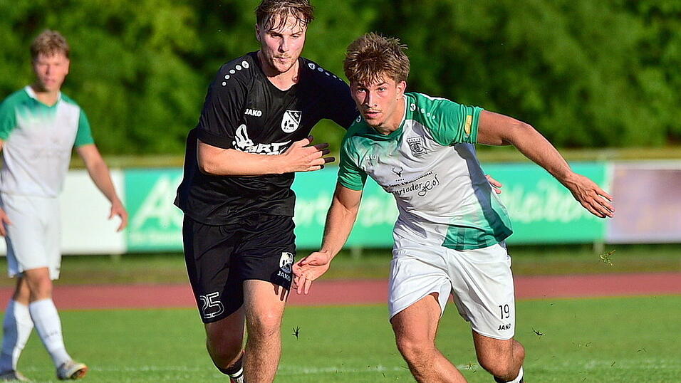 Daniel Breu (grün-weißes Trikot) erzielte den 1:0-Führungstreffer für Deggendorf im Derby in Ruhmannsfelden, am Ende trennte man sich mit einem 1:1-Unentschieden. Daniel Breu (grün-weißes Trikot) erzielte den 1:0-Führungstreffer für Deggendorf im Derby in Ruhmannsfelden, am Ende trennte man sich mit einem 1:1-Unentschieden.
