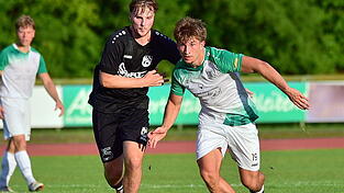 Daniel Breu (grün-weißes Trikot) erzielte den 1:0-Führungstreffer für Deggendorf im Derby in Ruhmannsfelden, am Ende trennte man sich mit einem 1:1-Unentschieden. Daniel Breu (grün-weißes Trikot) erzielte den 1:0-Führungstreffer für Deggendorf im Derby in Ruhmannsfelden, am Ende trennte man sich mit einem 1:1-Unentschieden.