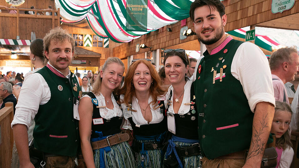 Echte Blasmusikfans lie&szlig;en sich den Montagabend im Festzelt Weckmann nicht entgehen.