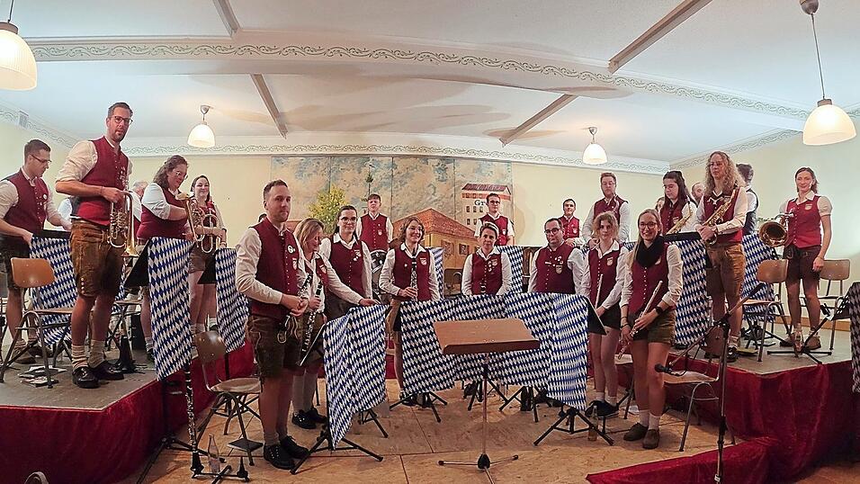 Die Musikkapelle Großköllnbach erhielt für ihre Darbietungen reichlich Applaus.